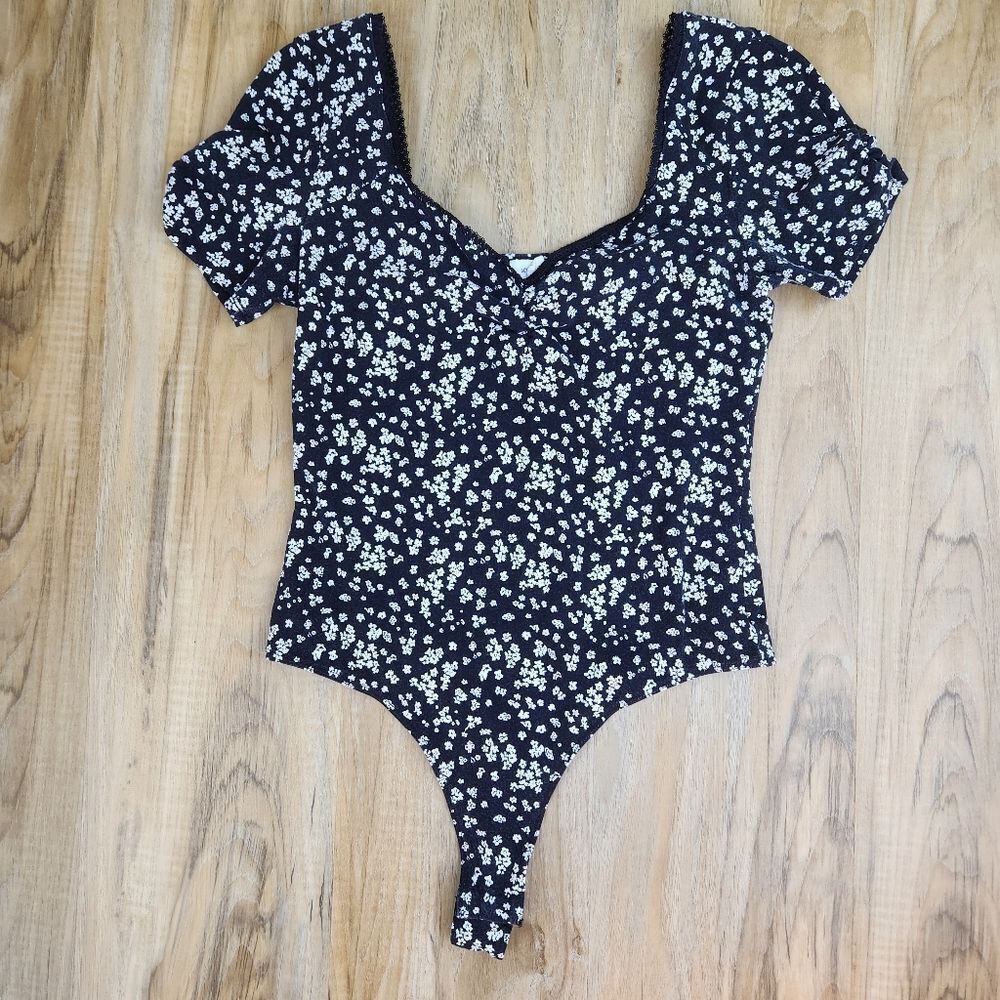 💛Black w/White Floral Print Fitted Bodysuit Medium
